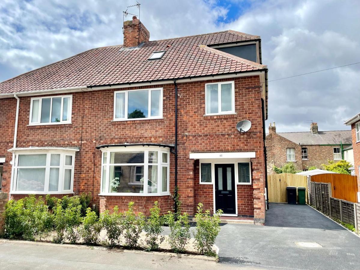 Central Townhouse With Free Off Road Parking And Garden York Kültér fotó
