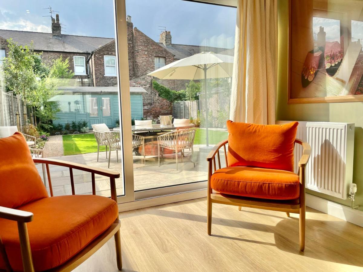 Central Townhouse With Free Off Road Parking And Garden York Kültér fotó