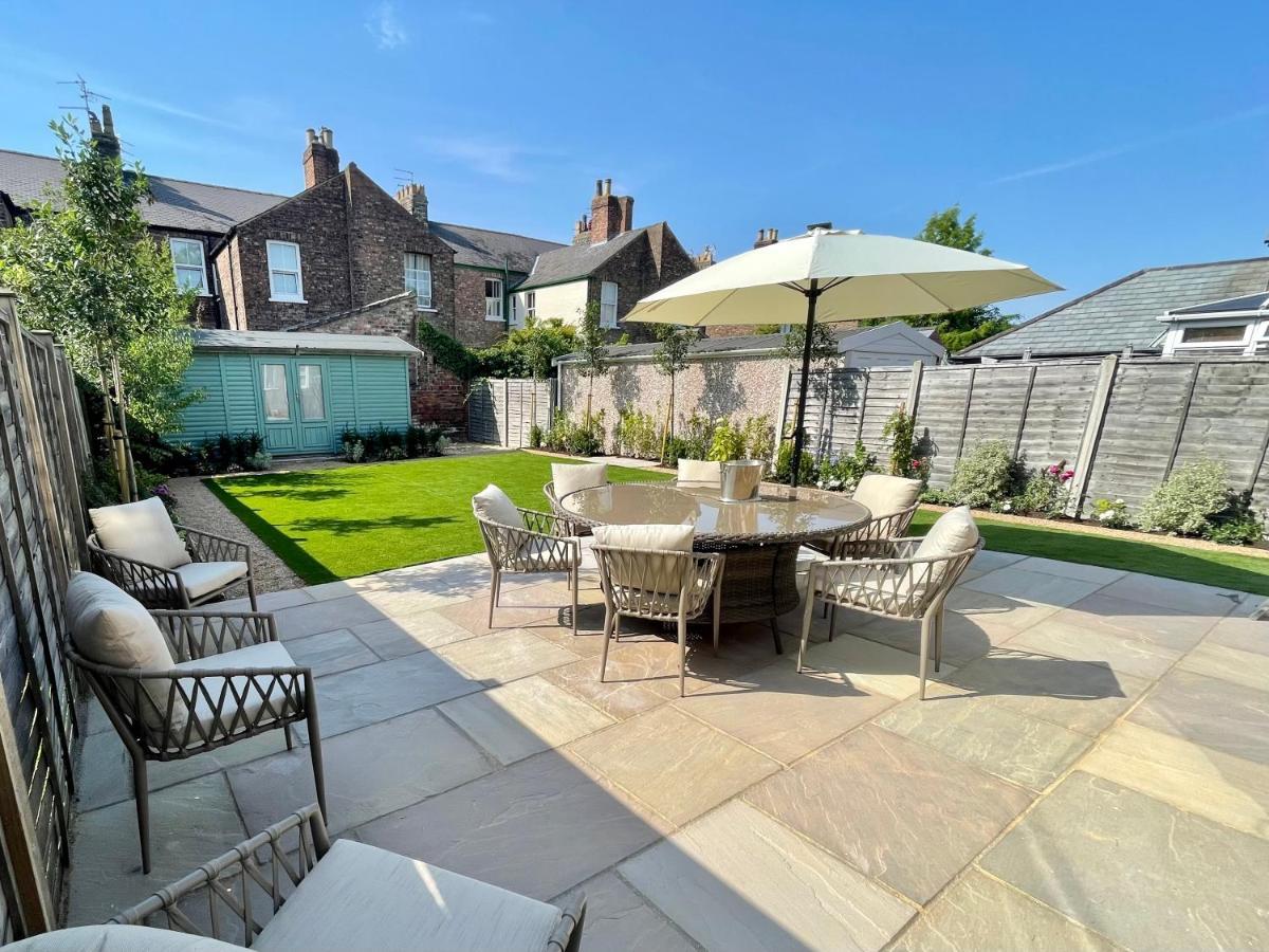 Central Townhouse With Free Off Road Parking And Garden York Kültér fotó