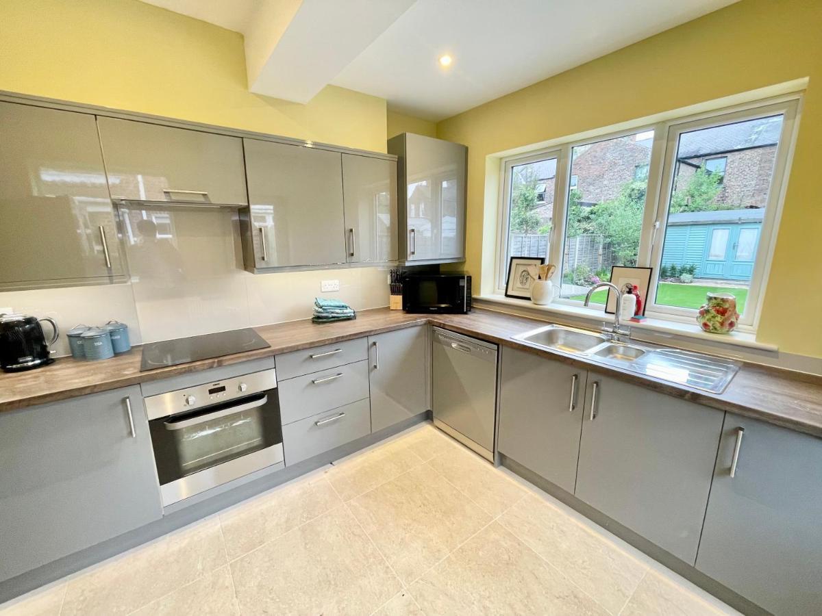 Central Townhouse With Free Off Road Parking And Garden York Kültér fotó