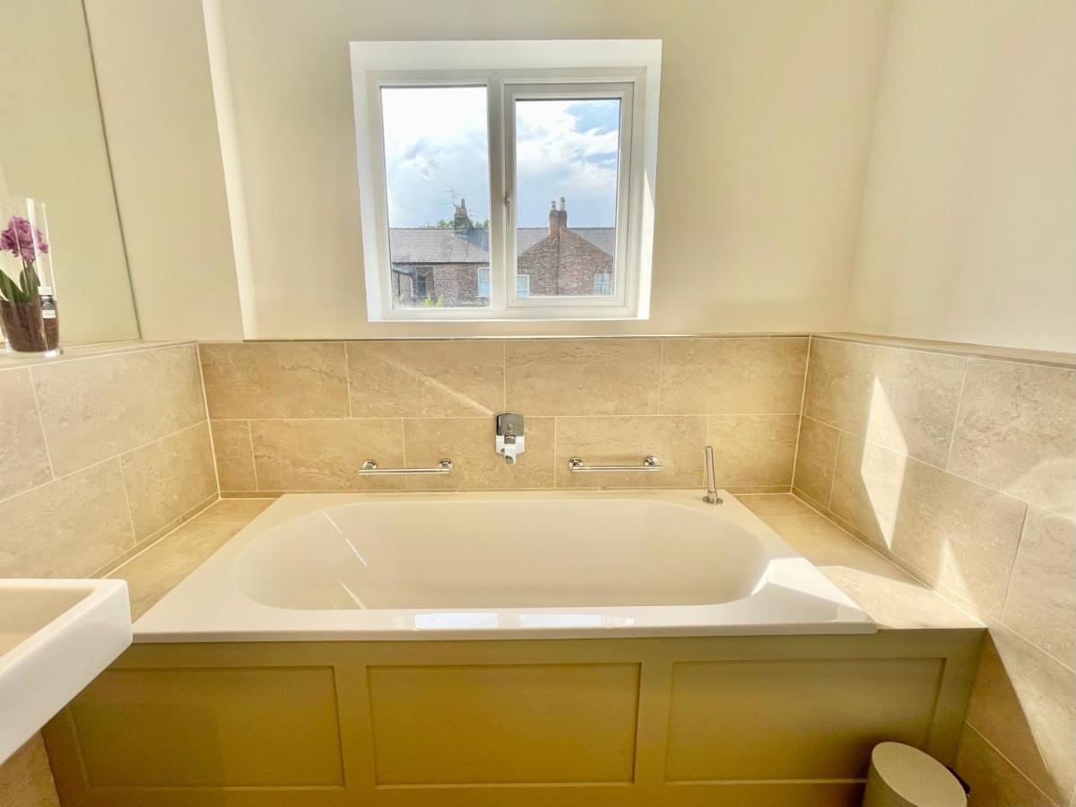 Central Townhouse With Free Off Road Parking And Garden York Kültér fotó