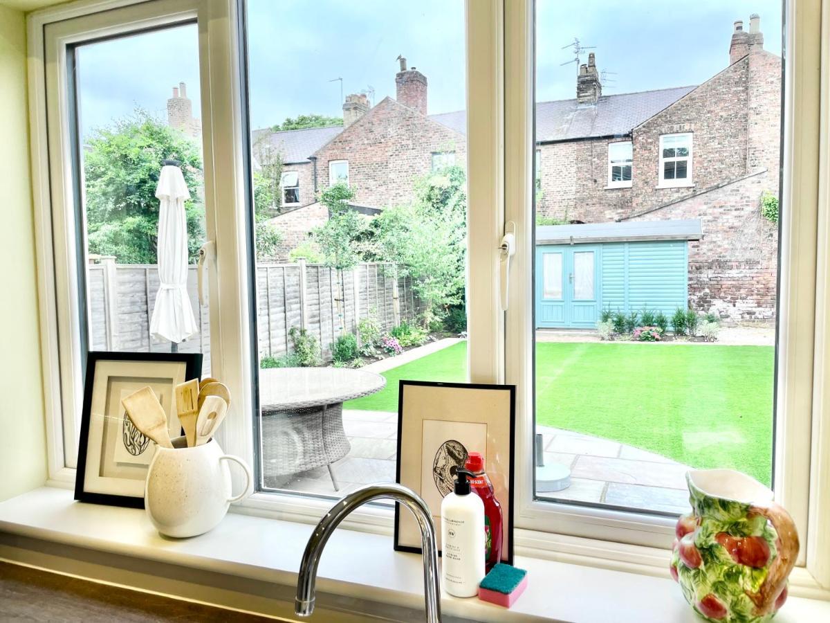 Central Townhouse With Free Off Road Parking And Garden York Kültér fotó