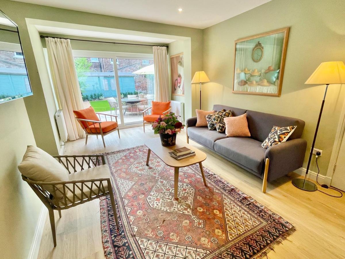 Central Townhouse With Free Off Road Parking And Garden York Kültér fotó
