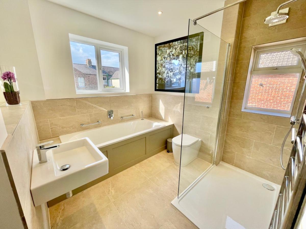 Central Townhouse With Free Off Road Parking And Garden York Kültér fotó