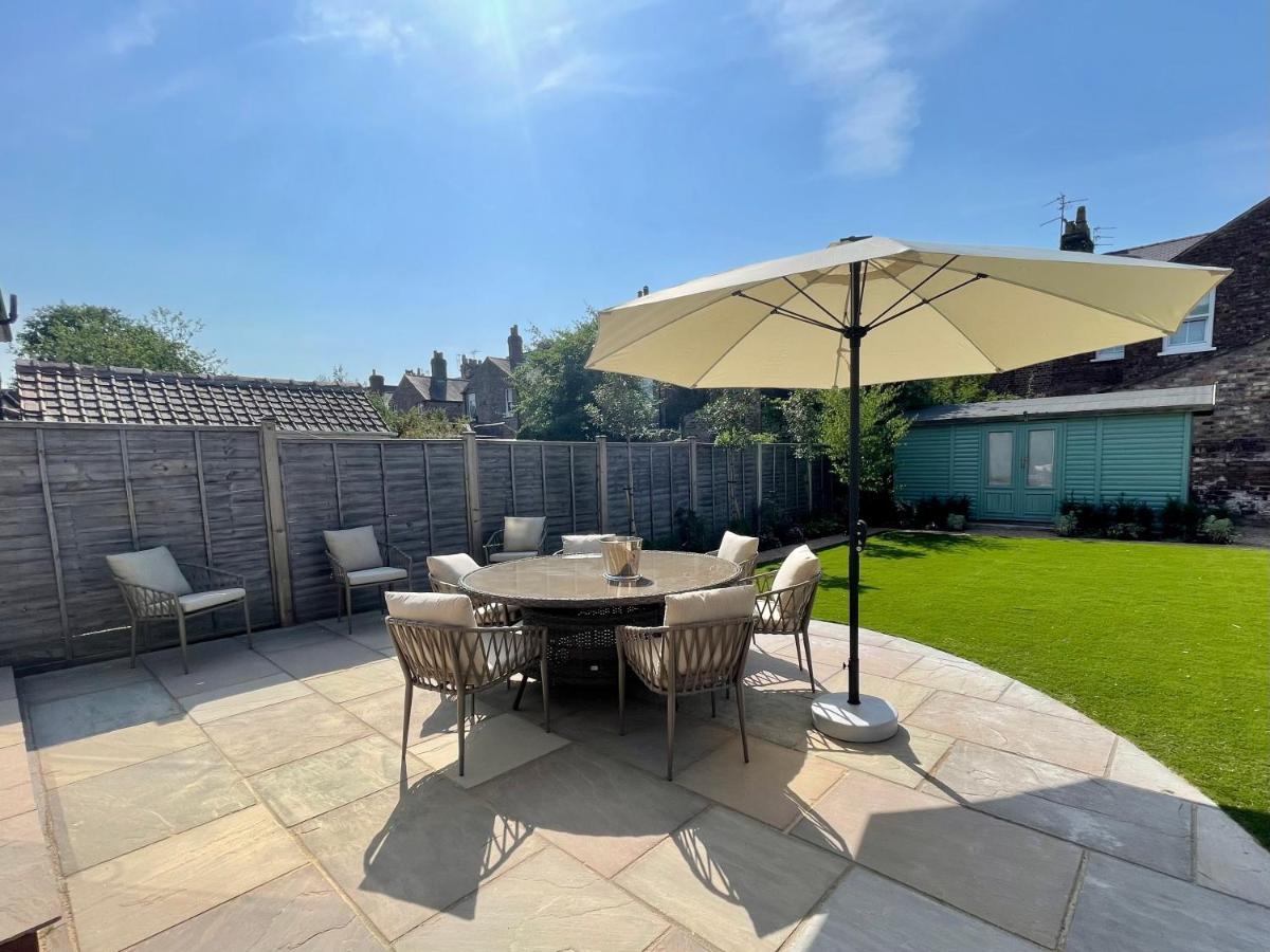 Central Townhouse With Free Off Road Parking And Garden York Kültér fotó
