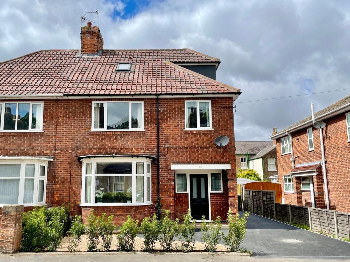 Central Townhouse With Free Off Road Parking And Garden York Kültér fotó