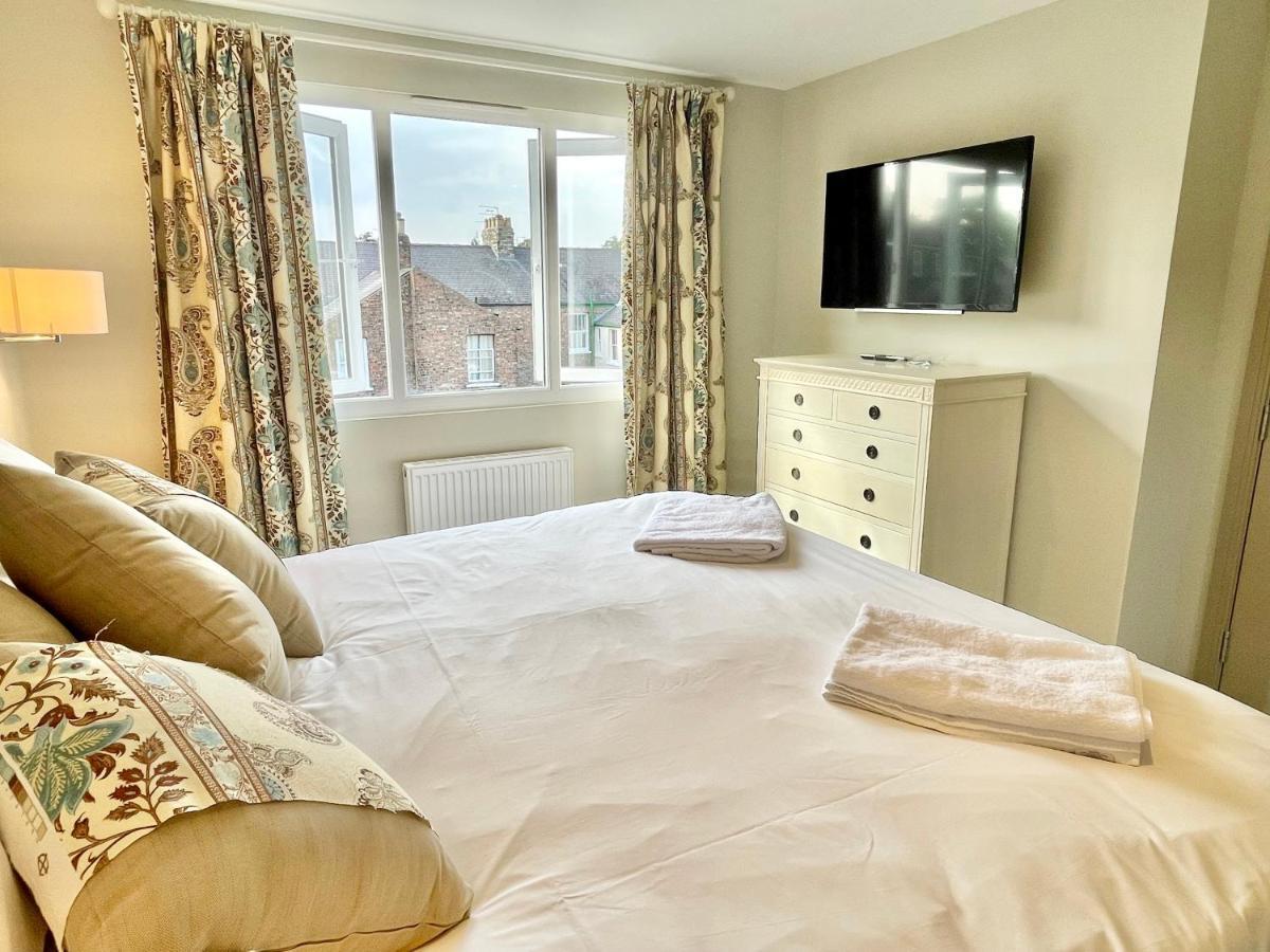 Central Townhouse With Free Off Road Parking And Garden York Kültér fotó